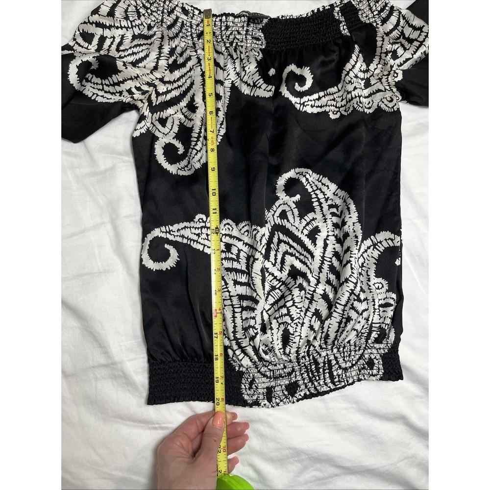 White House Black Market Silk Off‎ Shoulder Boho Paisley Top XXS Black White - Picture 8 of 9